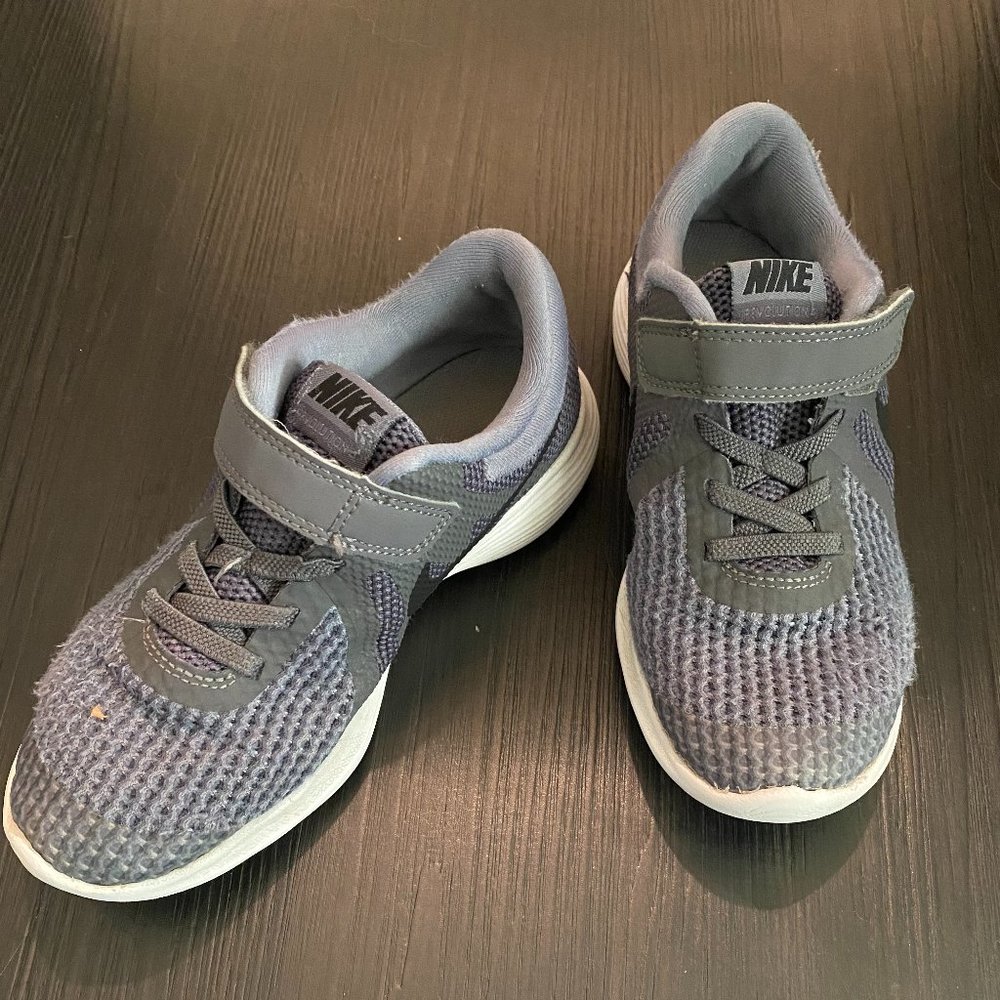 Nike Boys' Revolution 4 (PSV) Running Shoe